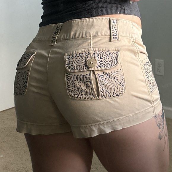 Khaki shorts with funky pattern - Picture 5 of 6